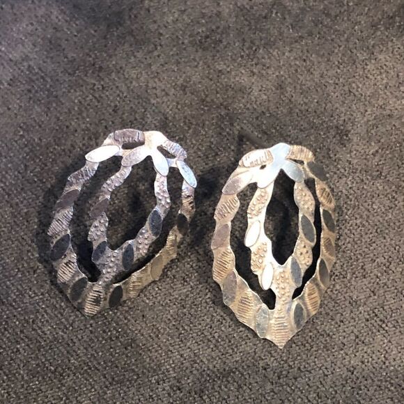 Silver Wreath Earrings (Retired Silpata) - Picture 3 of 4